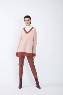 Maglione bicolore a coste con scollo a V
