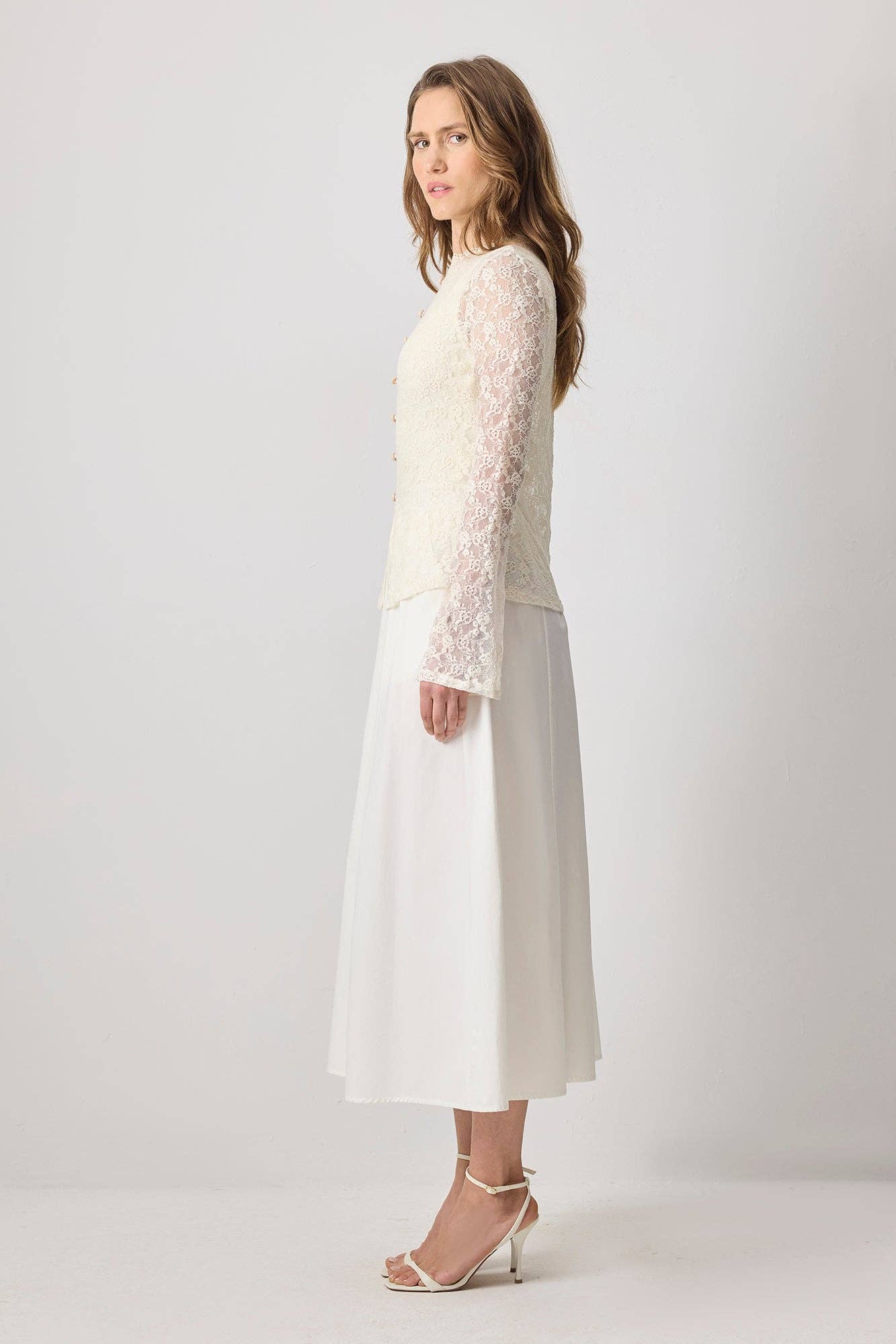 Camicetta romantica in pizzo con bottoni e maniche in organza