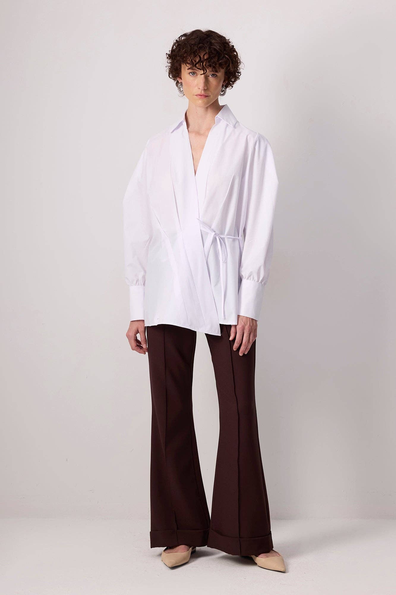 Camicia avvolgente in popeline con cintura asimmetrica