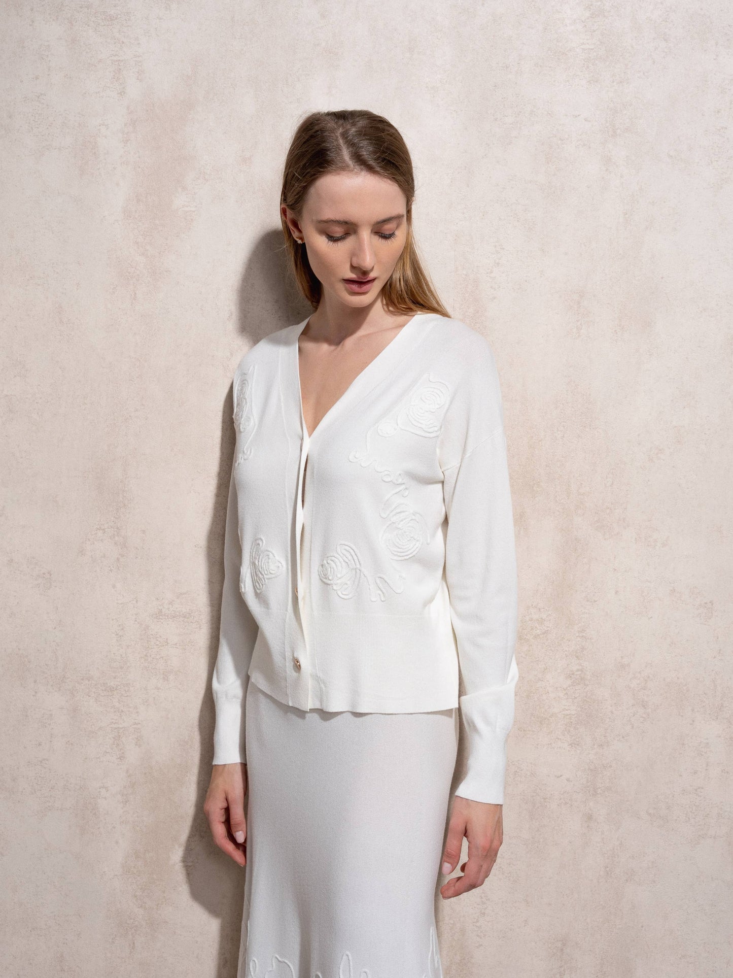 Set in maglia fine con cardigan e gonna ricamata