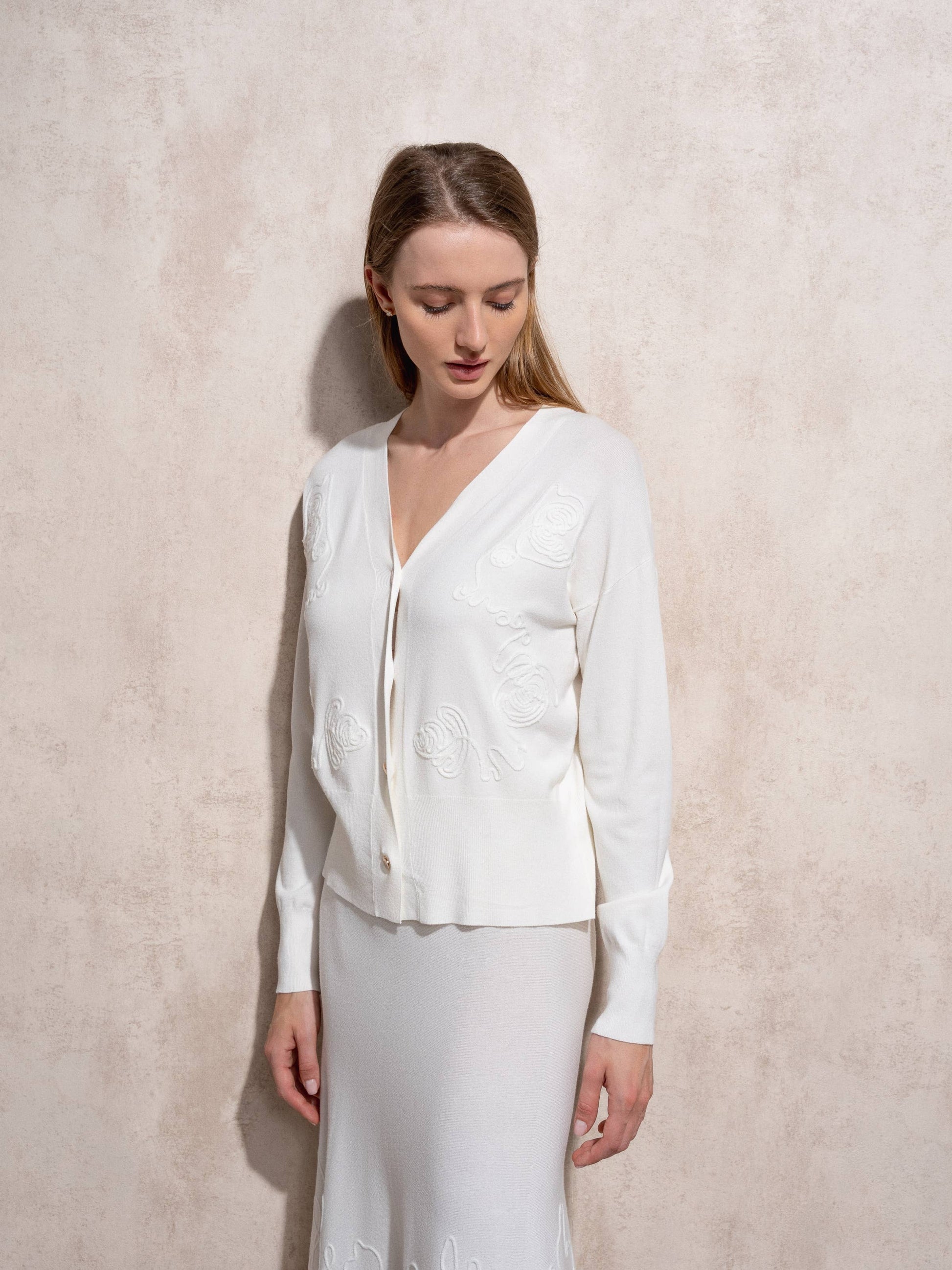 Set in maglia fine con cardigan e gonna ricamata