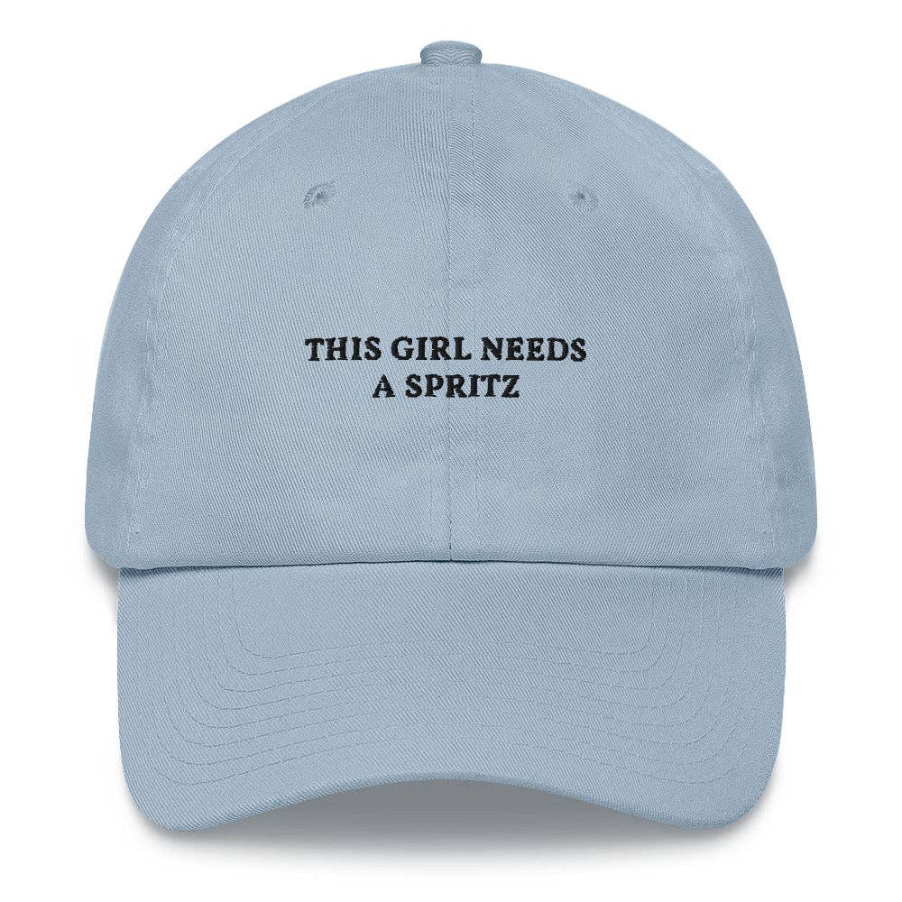 Cappellino ricamato "This Girl Needs a Spritz"