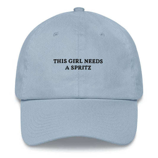 Cappellino ricamato "This Girl Needs a Spritz"
