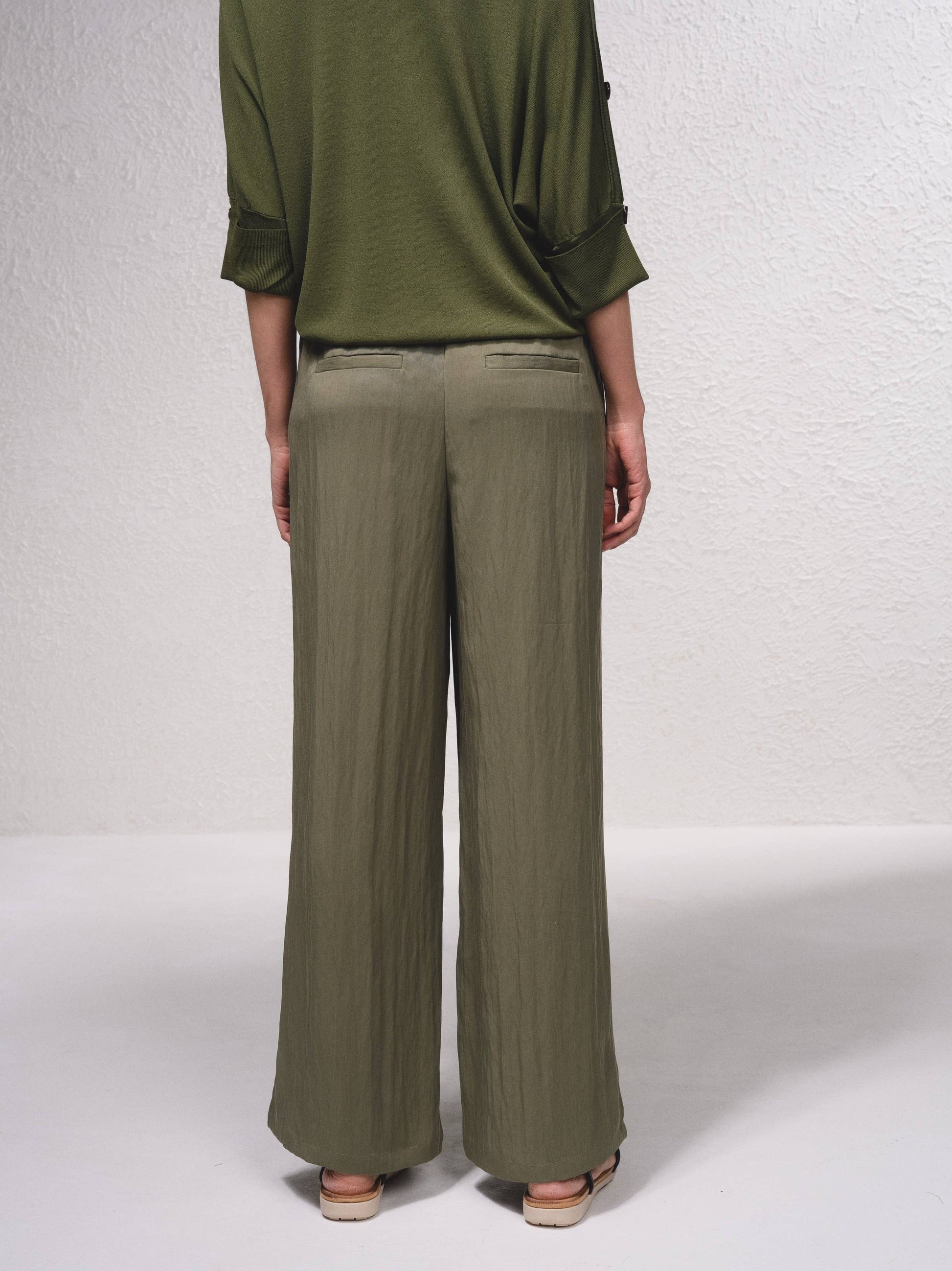 Pantaloni ampi fluidi con vita elastica