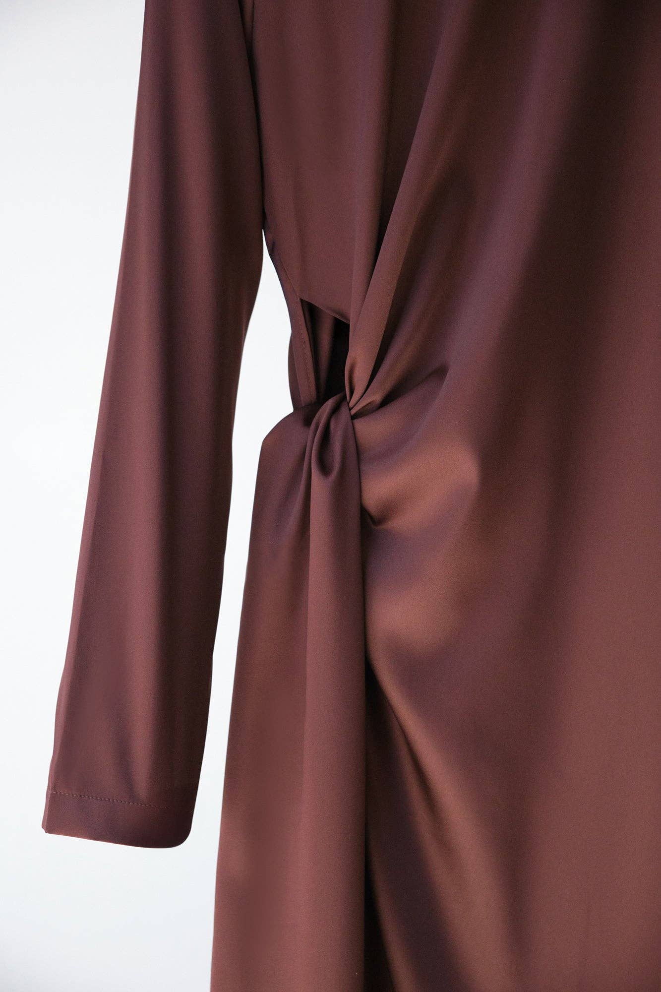 Abito midi in raso con nodo laterale