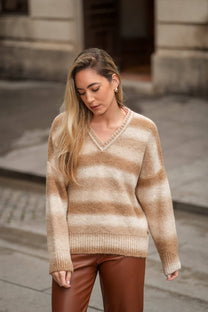 Maglione a righe con scollo a V
