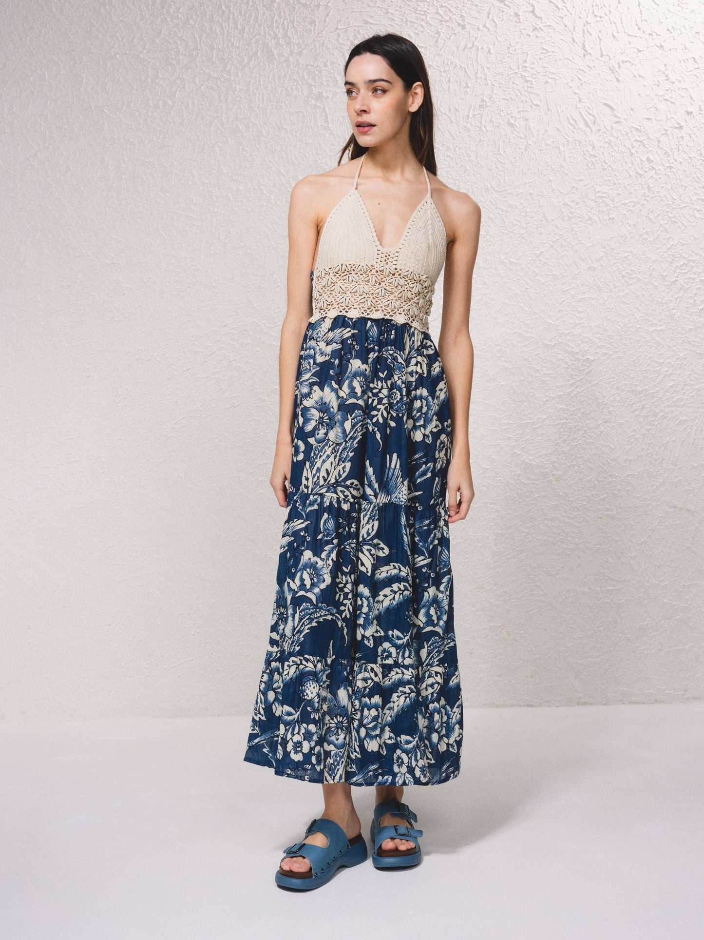 Abito lungo boho con top all’uncinetto e gonna floreale