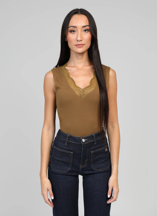 Canotta Asturia a coste con scollo a V in pizzo