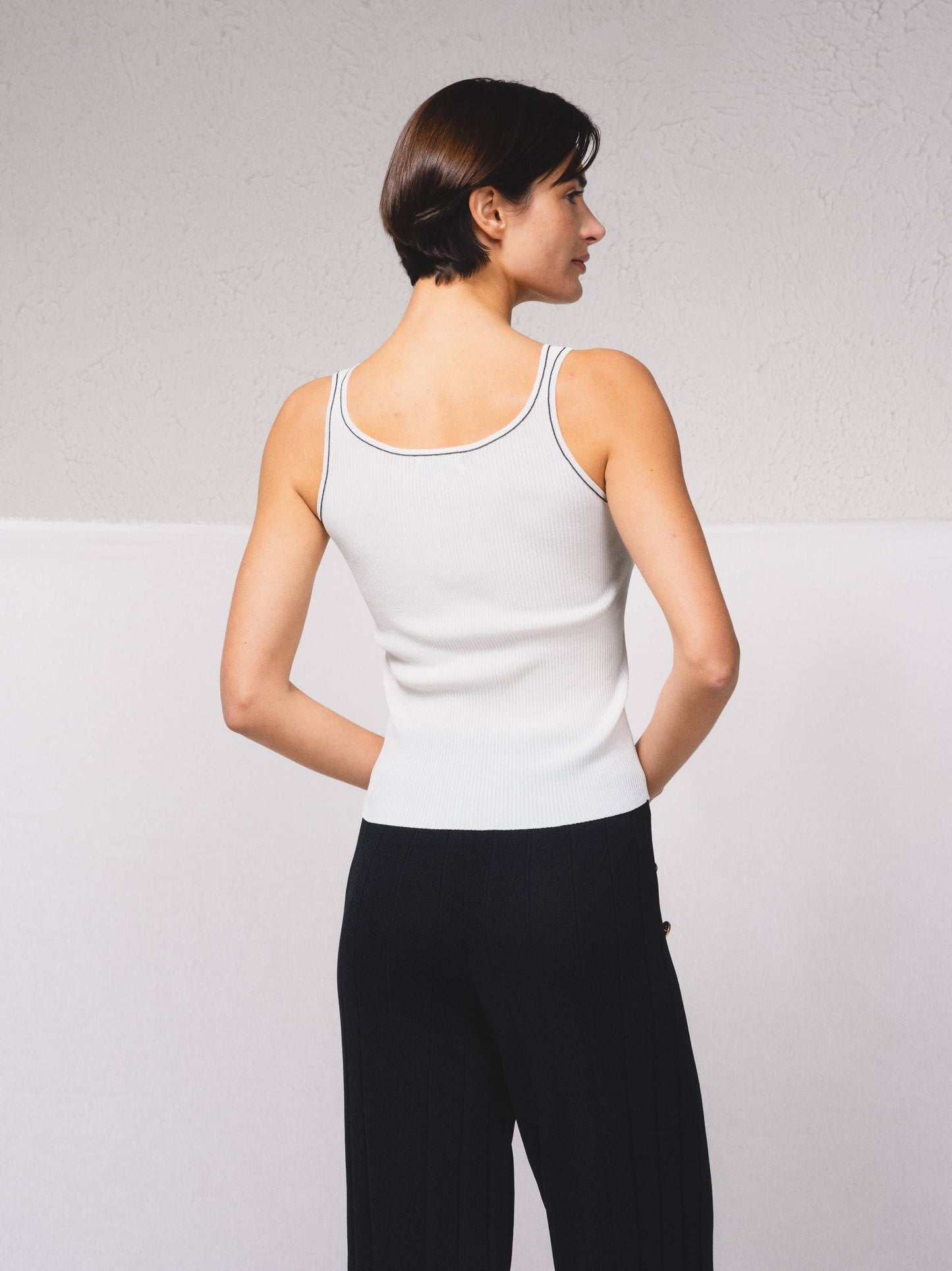 Top in maglia a coste con profili a contrasto