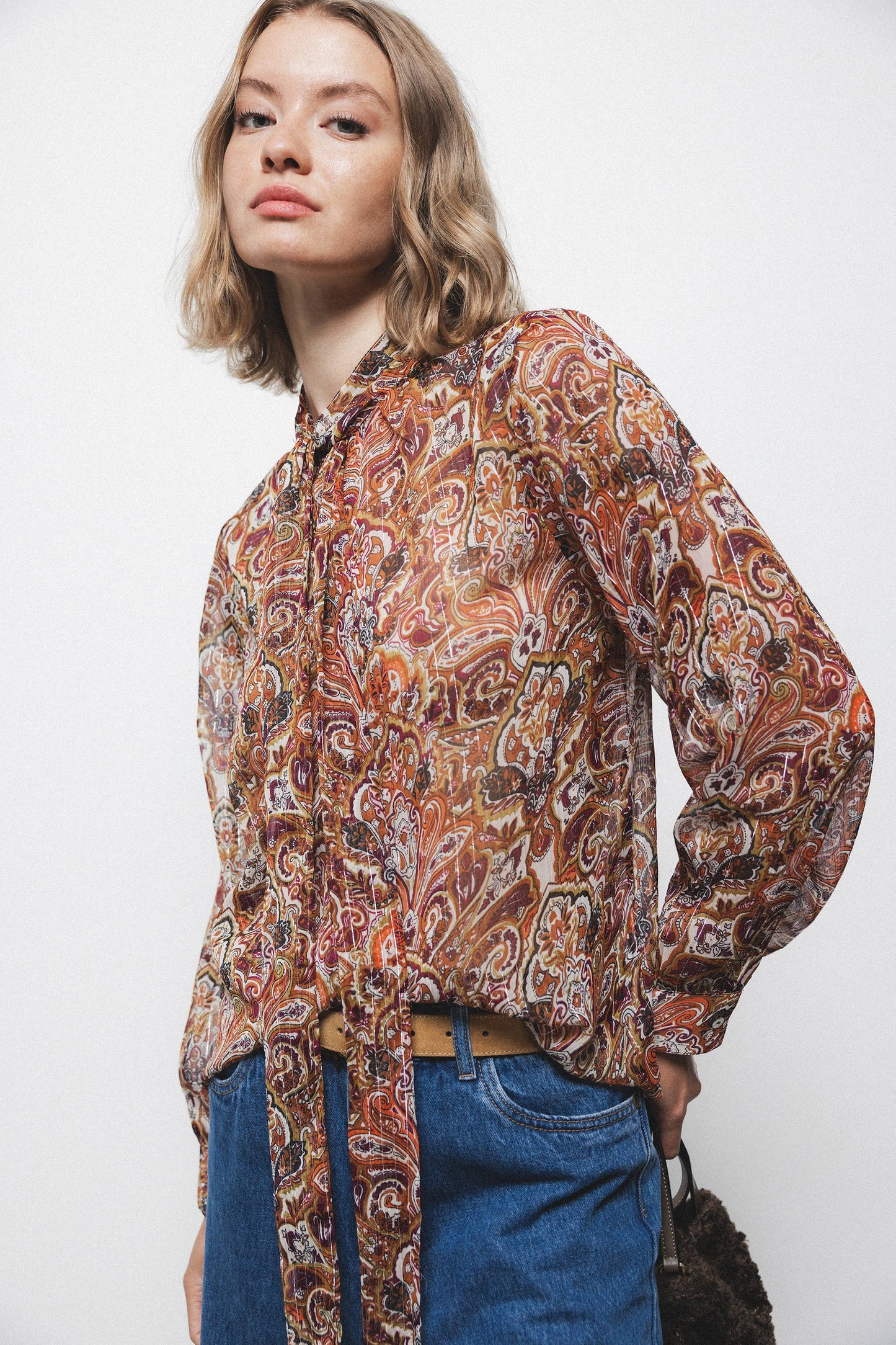 Blusa semitrasparente fantasia con fiocco al collo