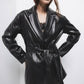 Cappotto in ecopelle con cintura