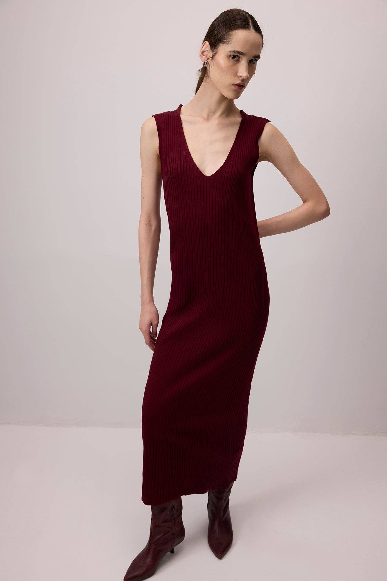Set maglione a righe e abito midi a coste bordeaux