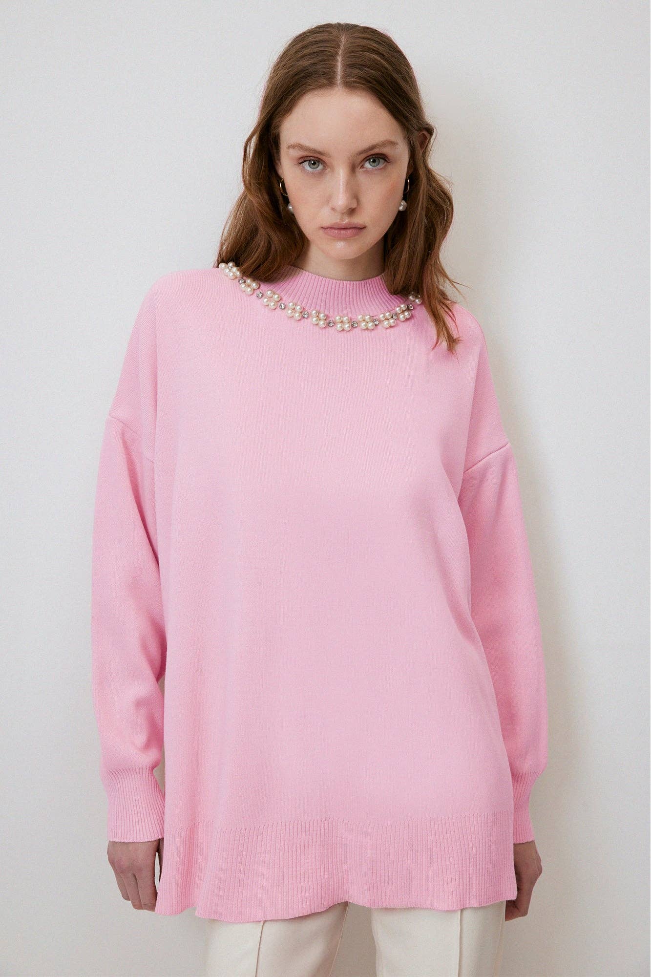 Maglione rosa con collo decorato in perle