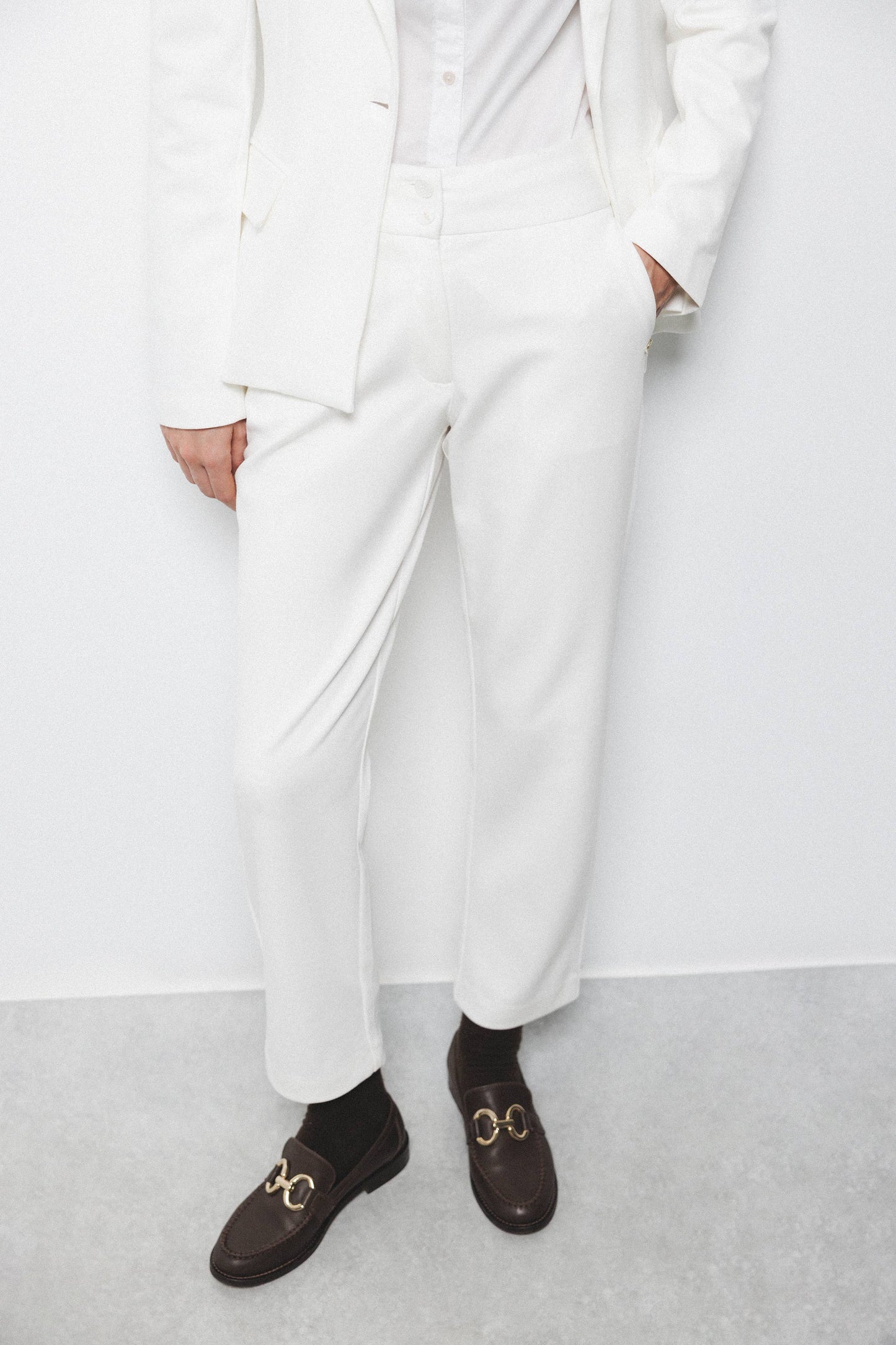 Pantaloni aderenti eleganti con tasche laterali