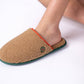 Pantofole in sherpa cammello con profili colorati