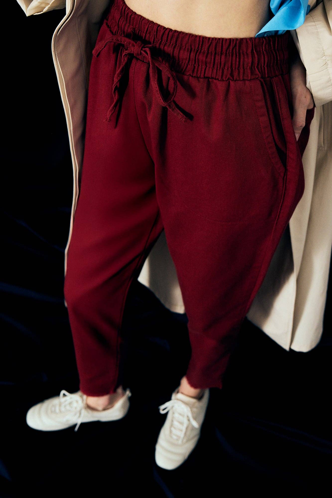 Pantaloni jogger a vita alta in gabardina con coulisse bordeaux