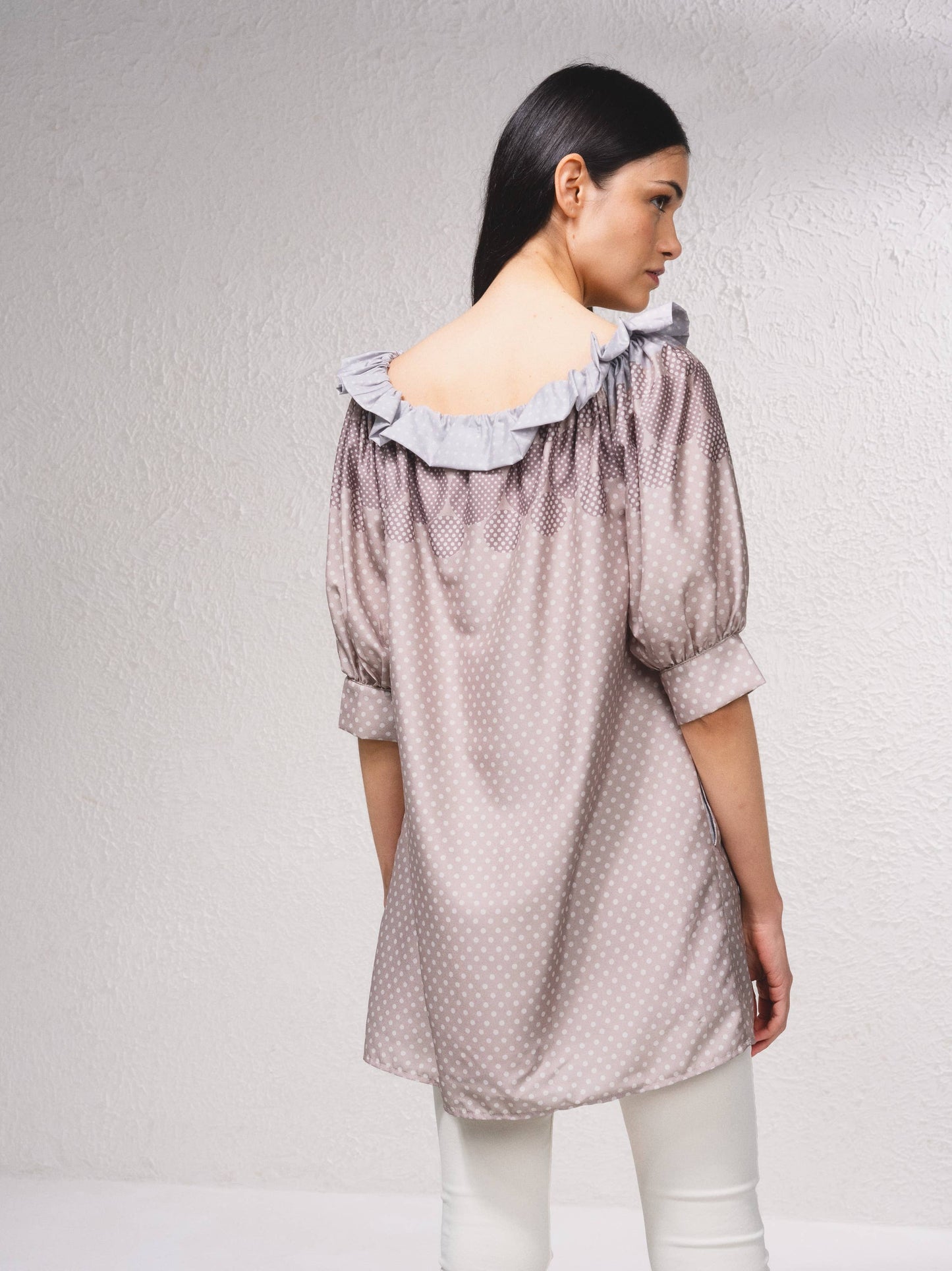 Blusa lunga a pois con scollo a barca e volant