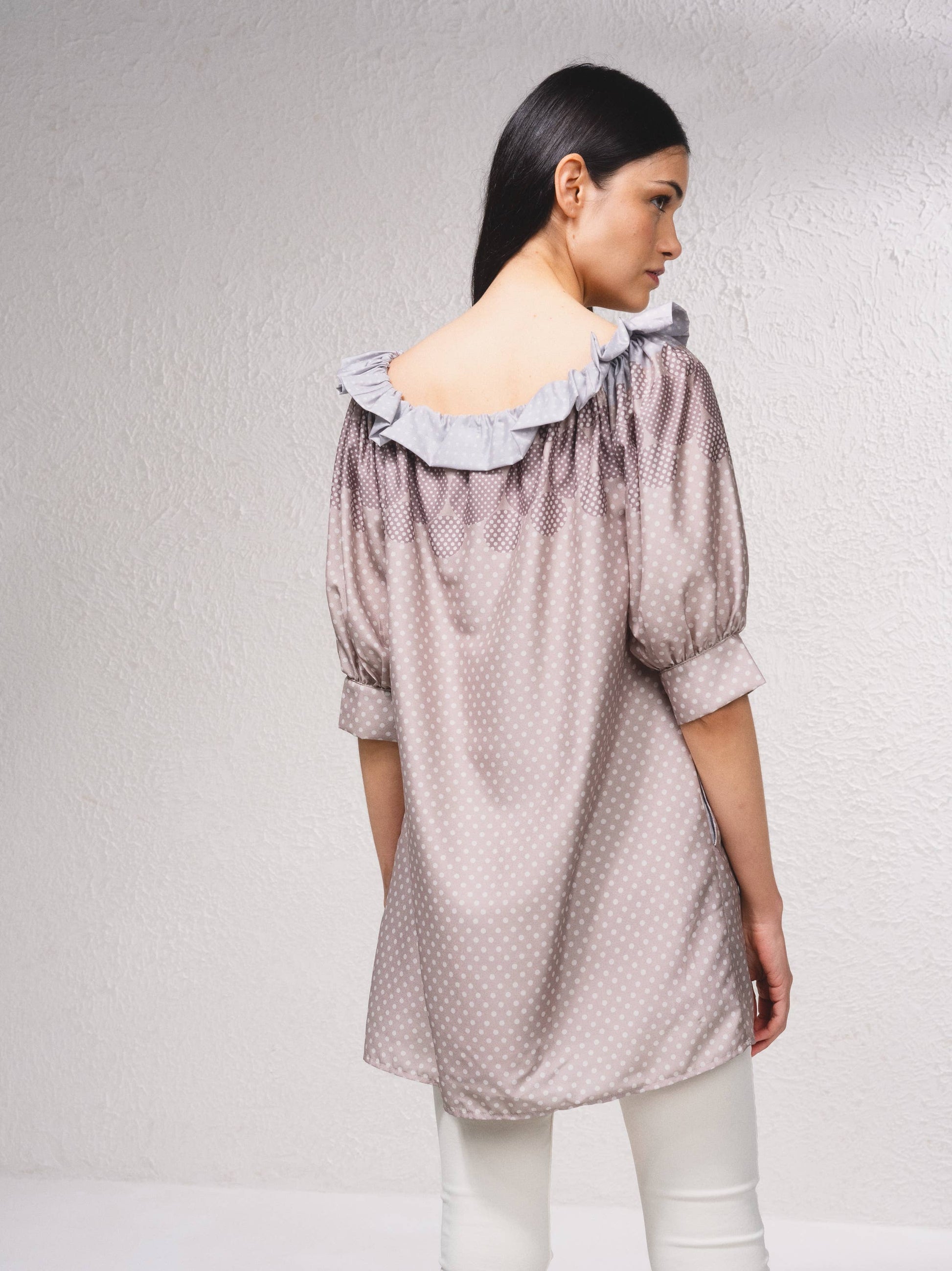 Blusa lunga a pois con scollo a barca e volant