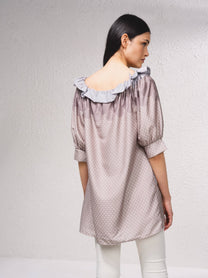 Blusa lunga a pois con scollo a barca e volant