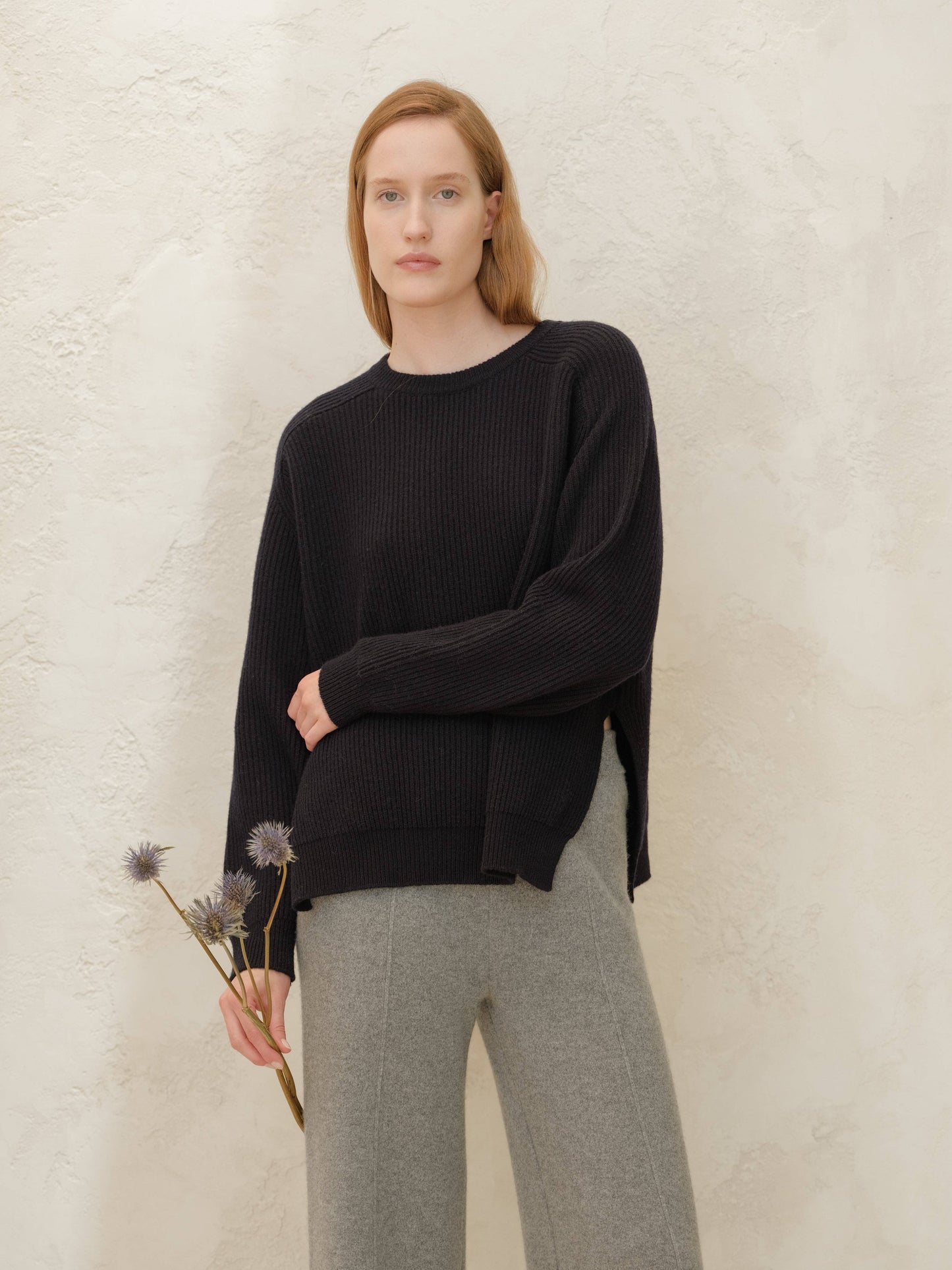 Maglione girocollo a coste con spacchi laterali in misto cashmere
