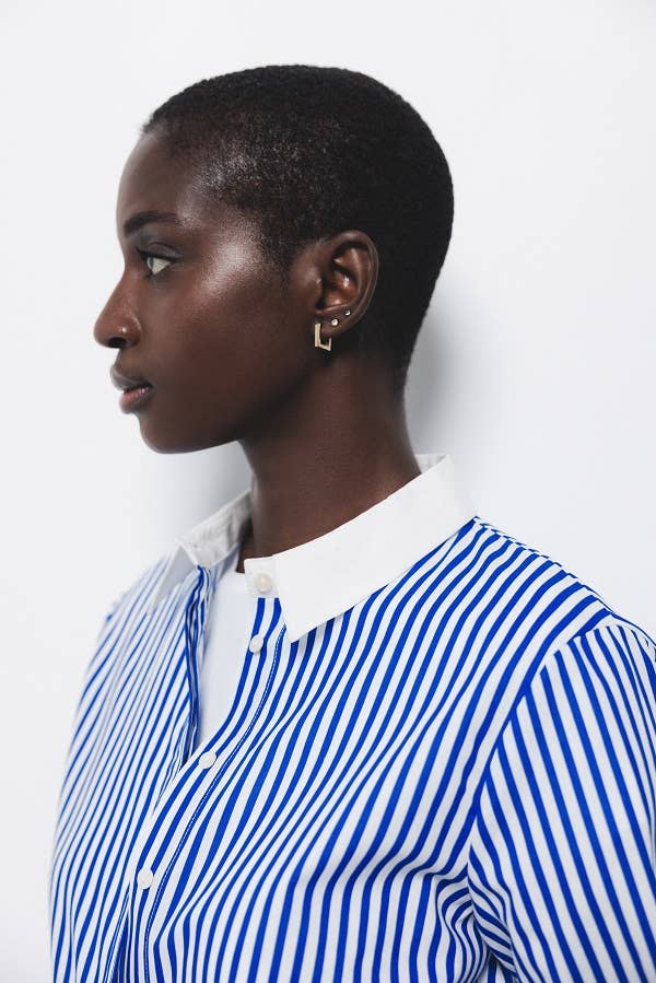 Camicia a righe blu con colletto e polsini a contrasto