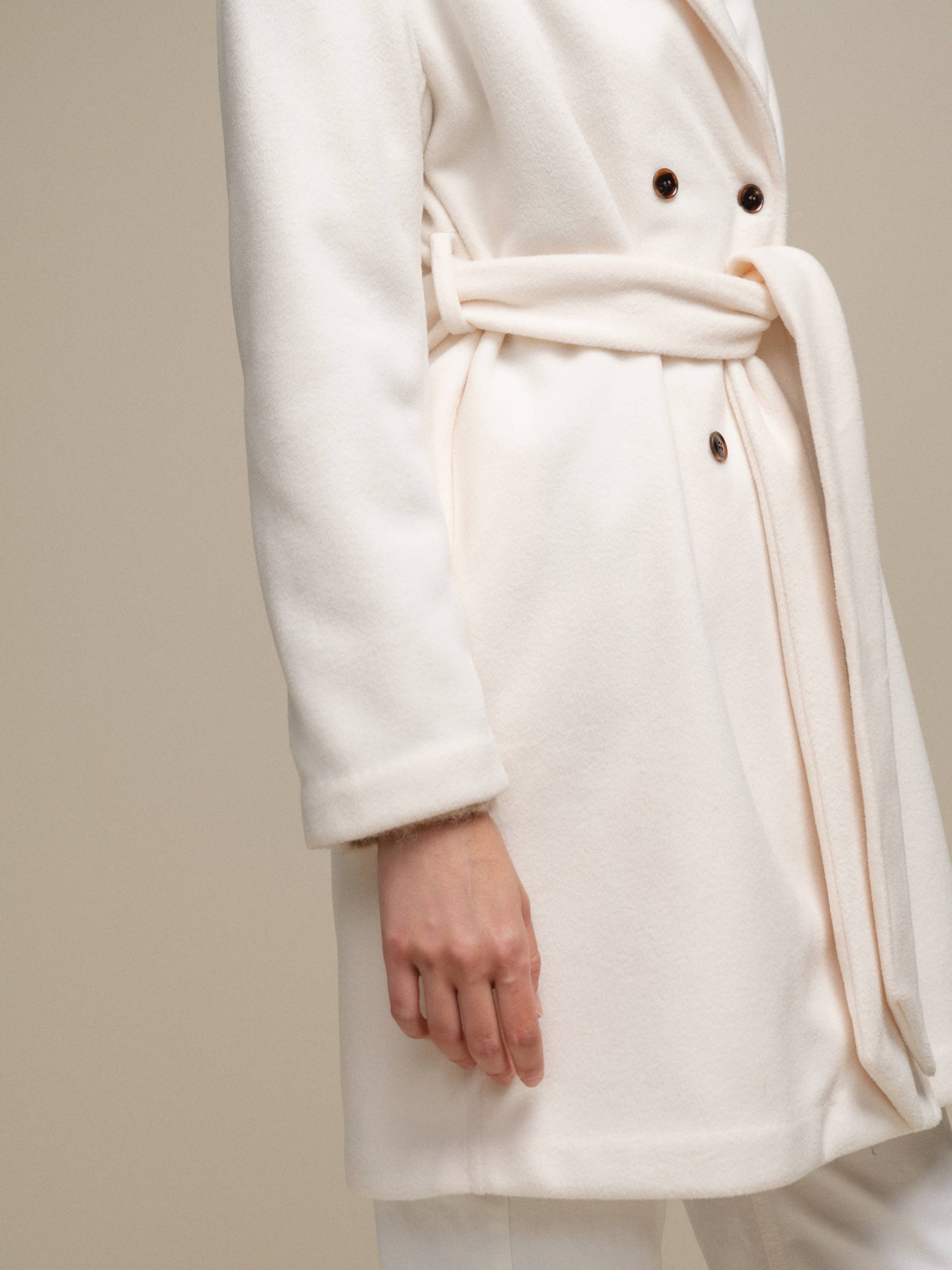 Cappotto doppiopetto con cintura da donna