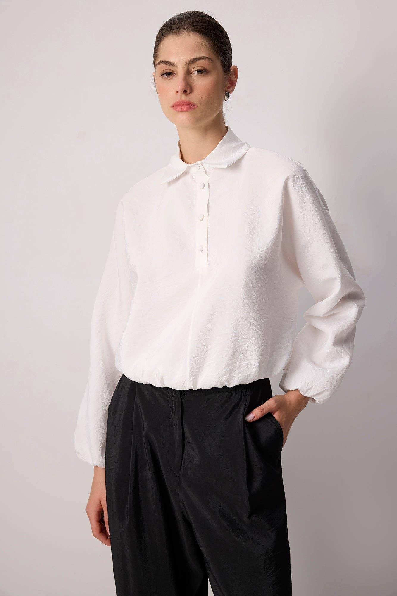 Blusa con bottoni sul davanti e orlo elasticizzato