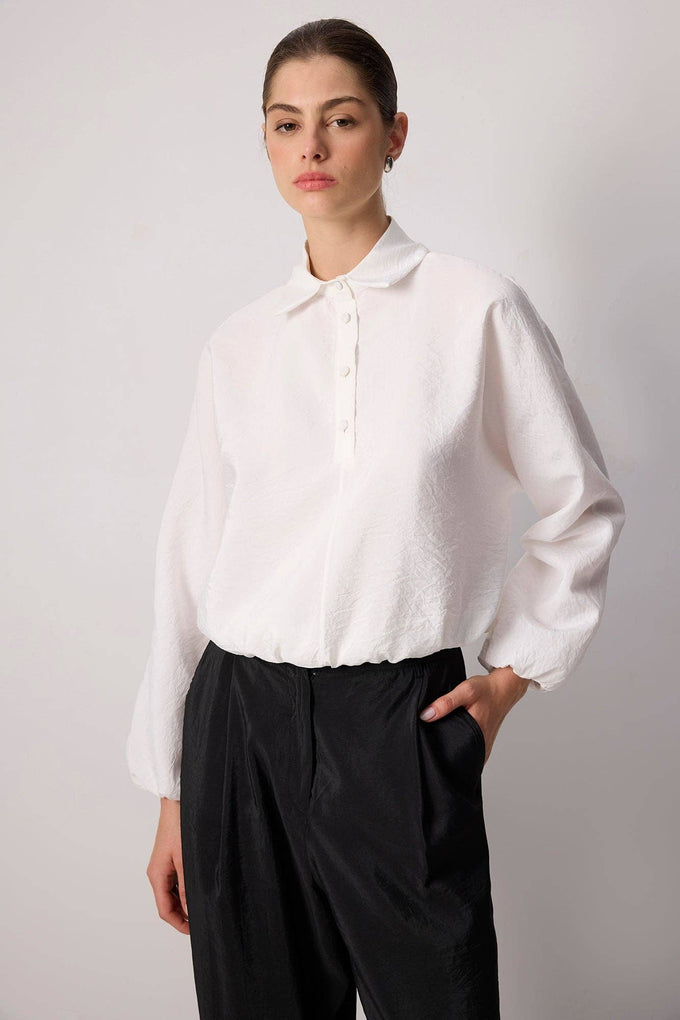 Blusa con bottoni sul davanti e orlo elasticizzato