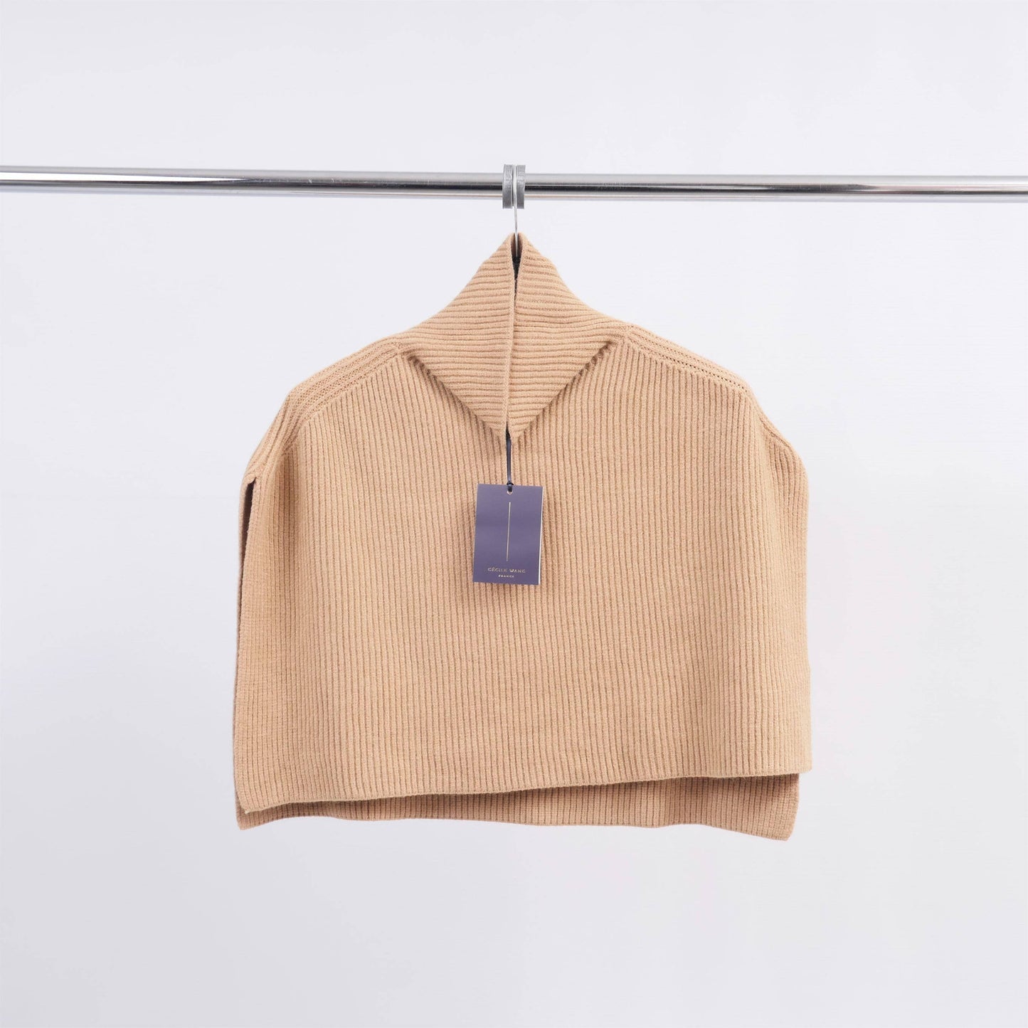 Poncho maglione in maglia a coste con collo alto