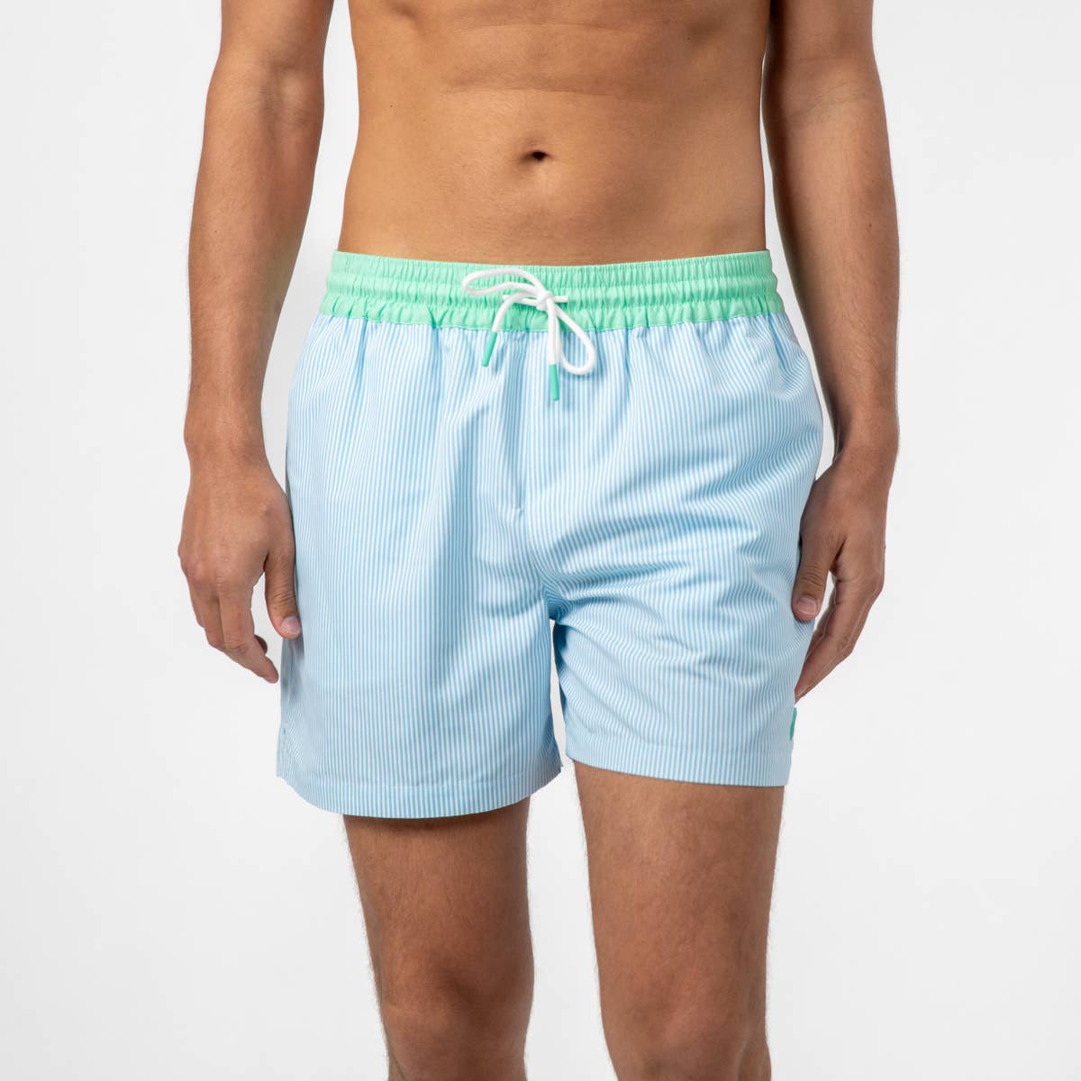 Costume da bagno a righe azzurre e bianche in poliestere riciclato