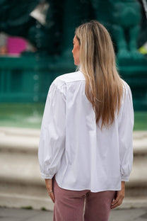 Camicia bianca con volant e collo alto