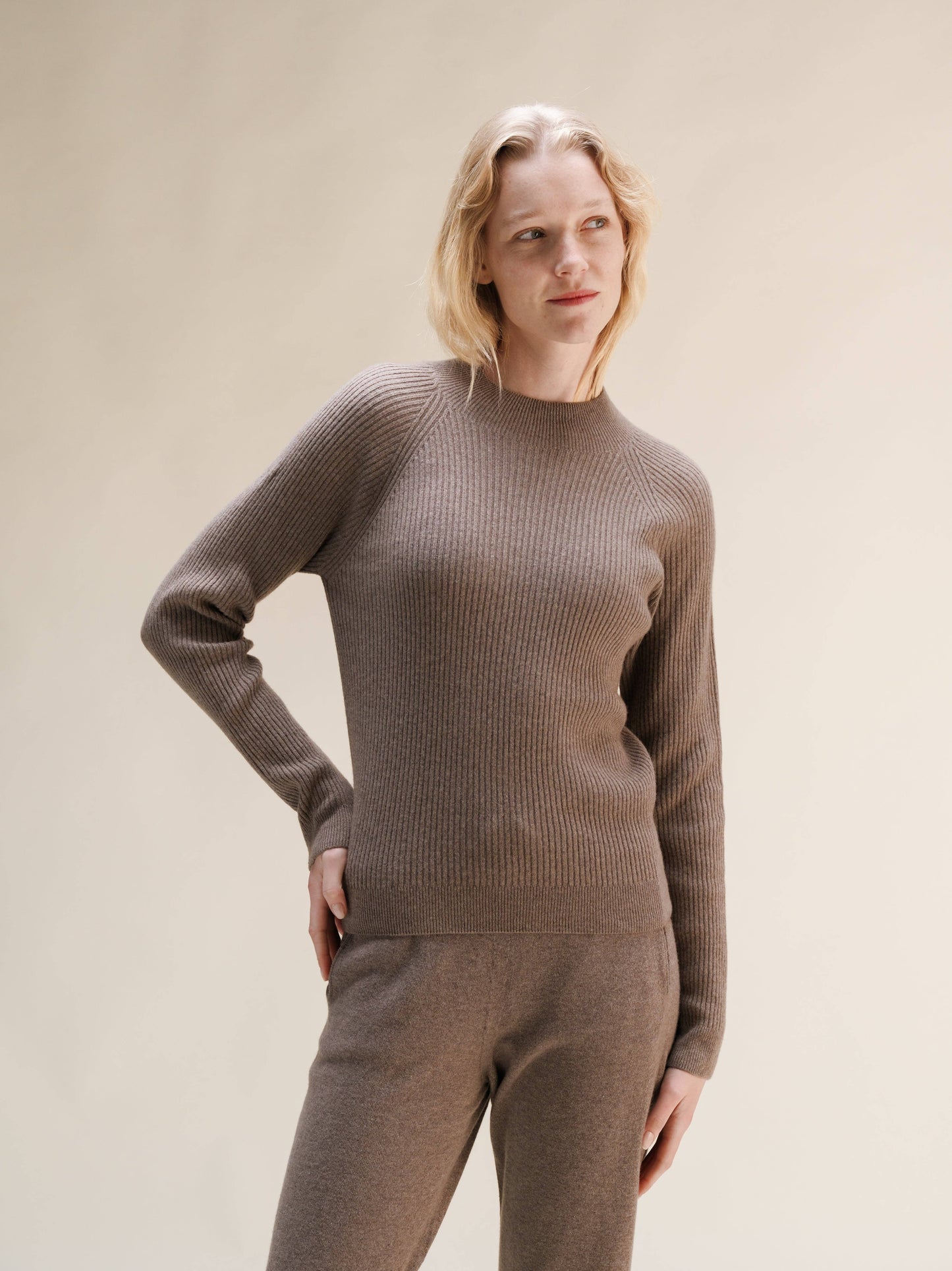Maglione a costine con collo a lupetto in misto cashmere