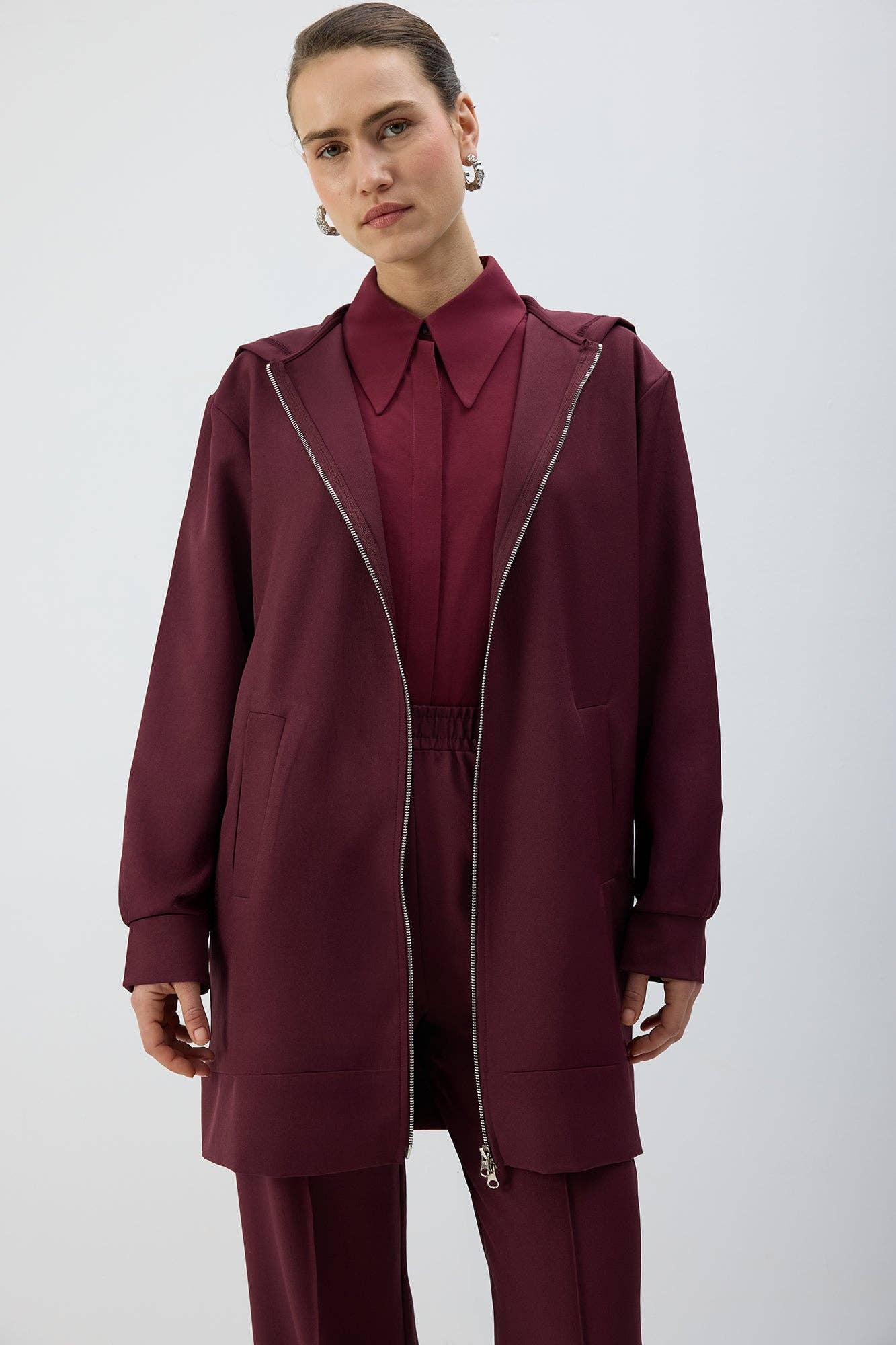 Giacca con cappuccio e zip lunga