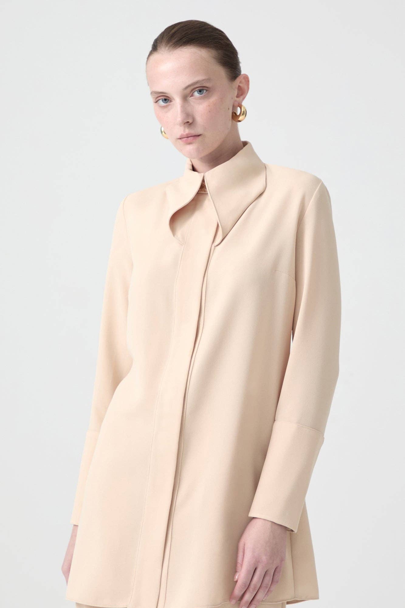 Camicia in crêpe con dettagli gioiello al colletto
