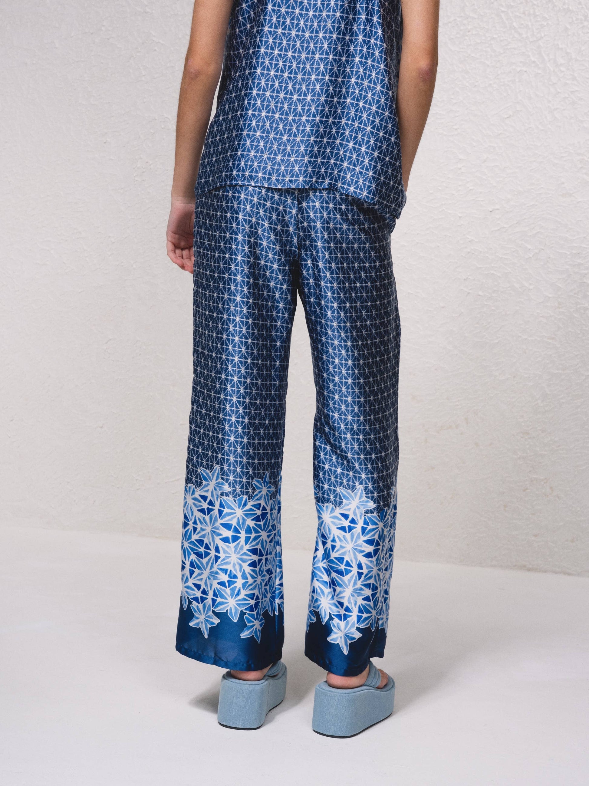 Pantaloni ampi in raso stampato blu