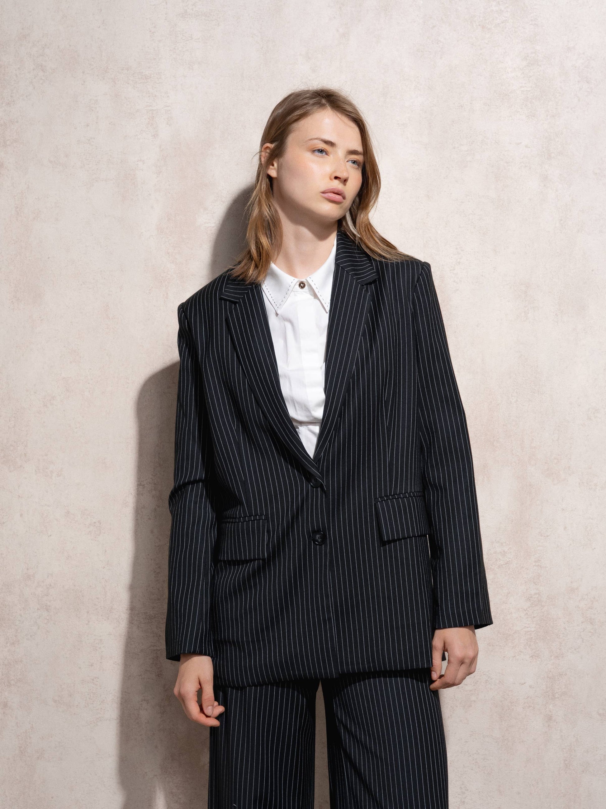 Blazer lungo gessato nero da donna