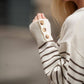 Maglione a righe con bottoni decorativi