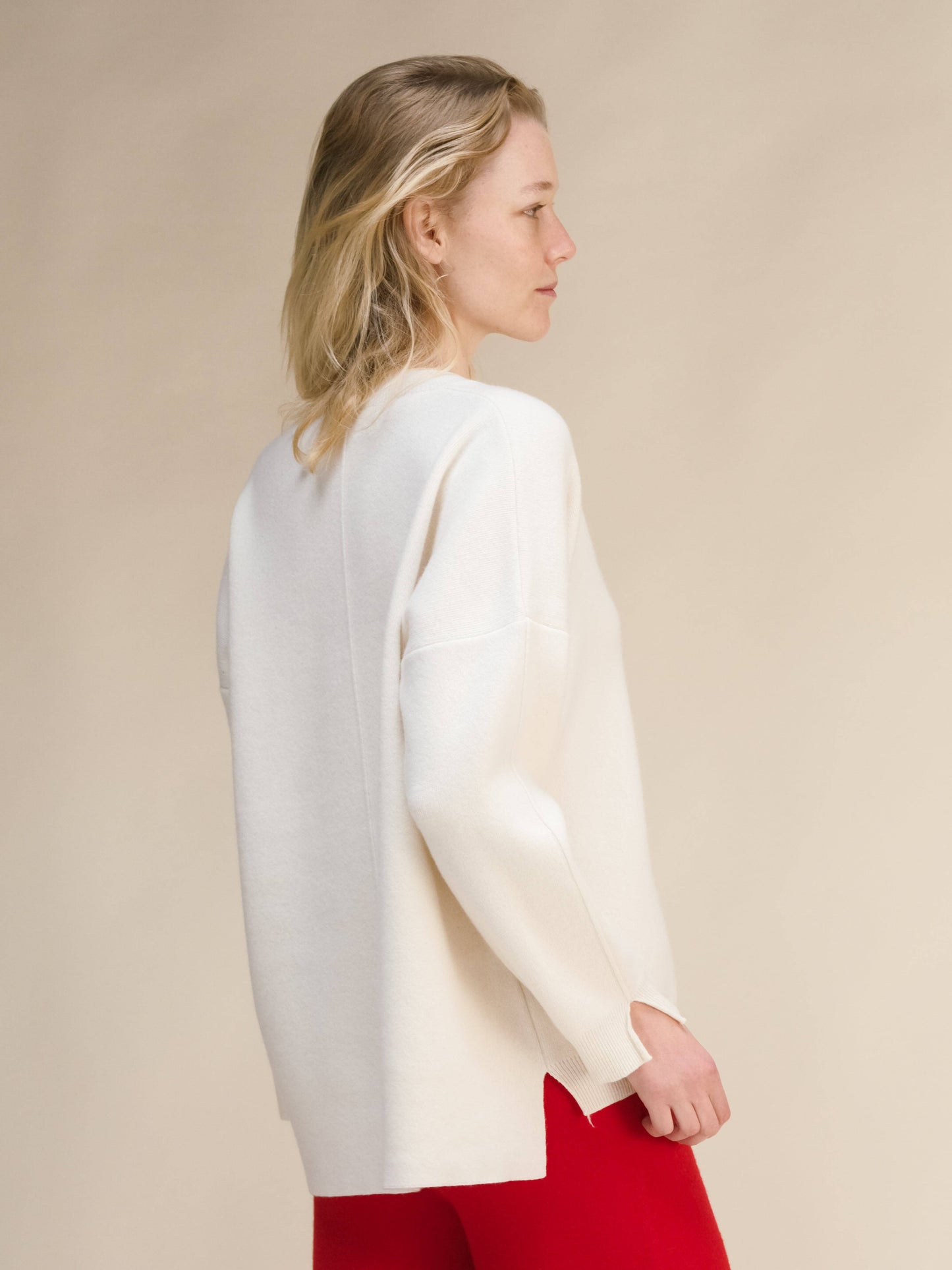Maxi maglia oversize in misto cashmere con scollo a V e spacchi laterali