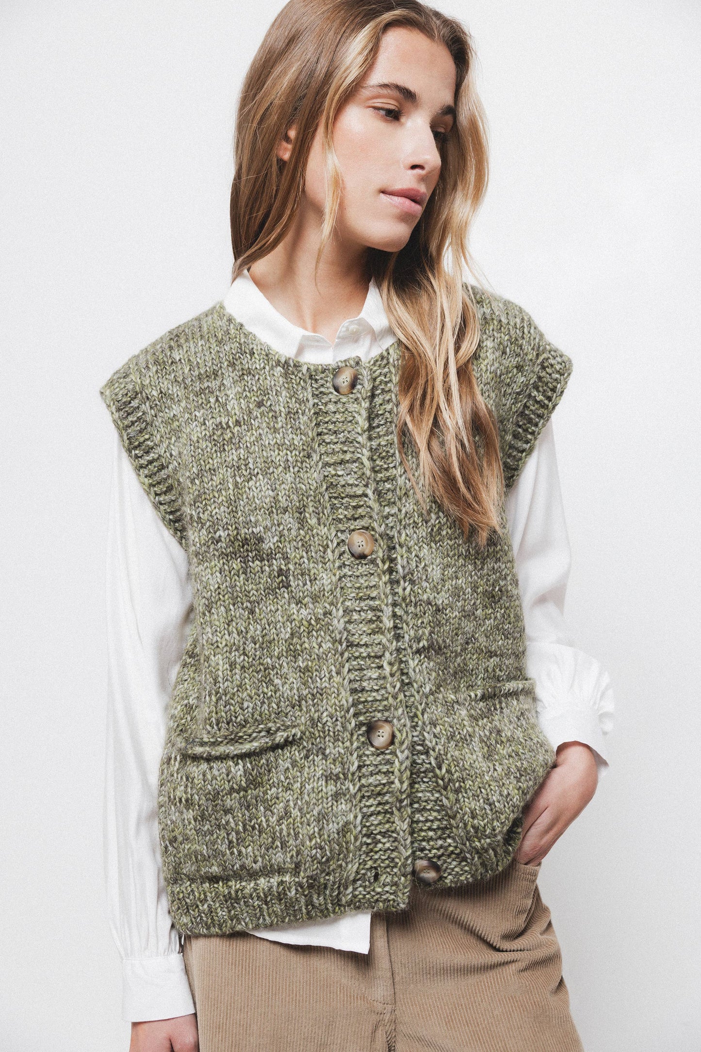 Gilet in maglia con bottoni a contrasto