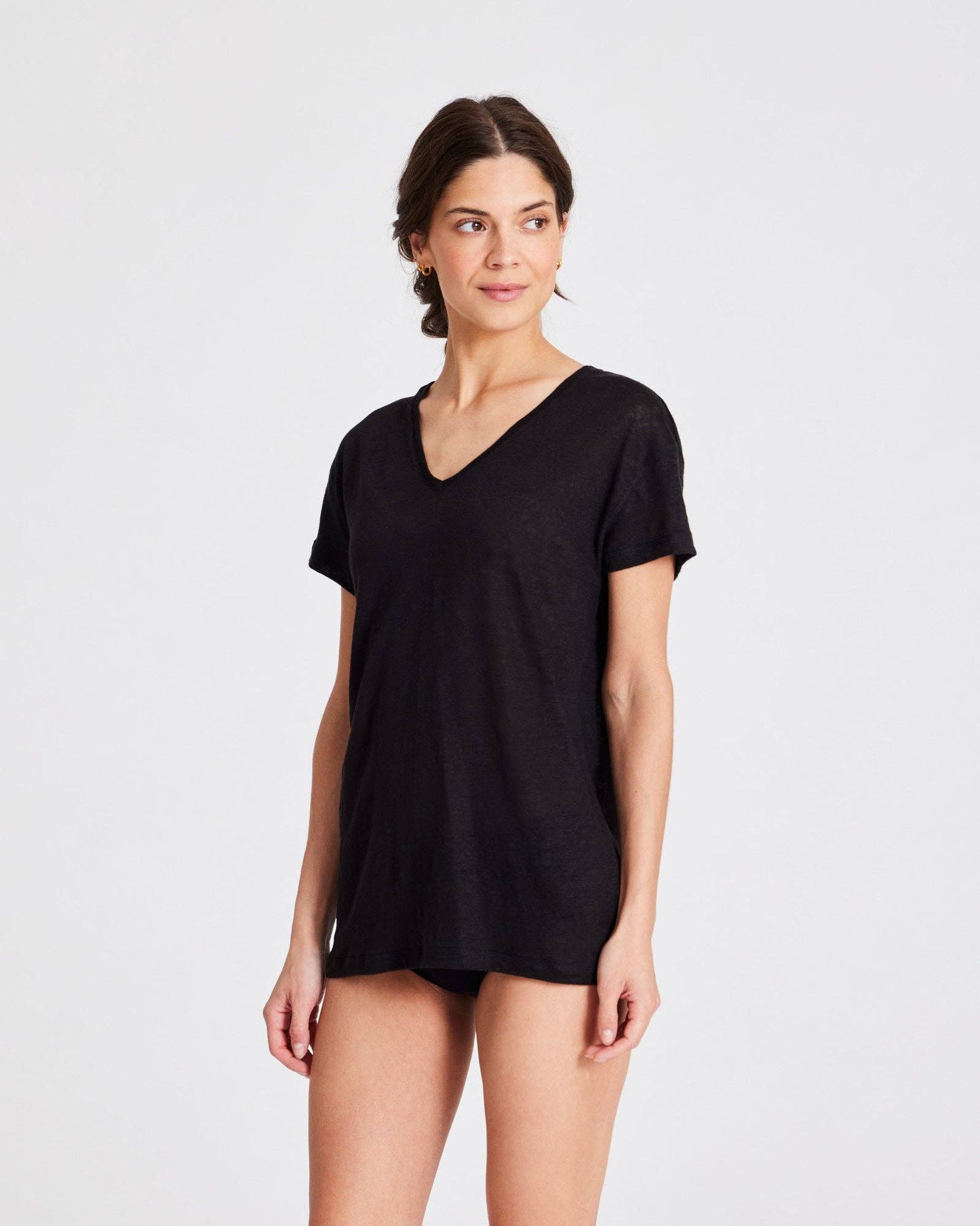 T-shirt in lino Simone nera con scollo a V