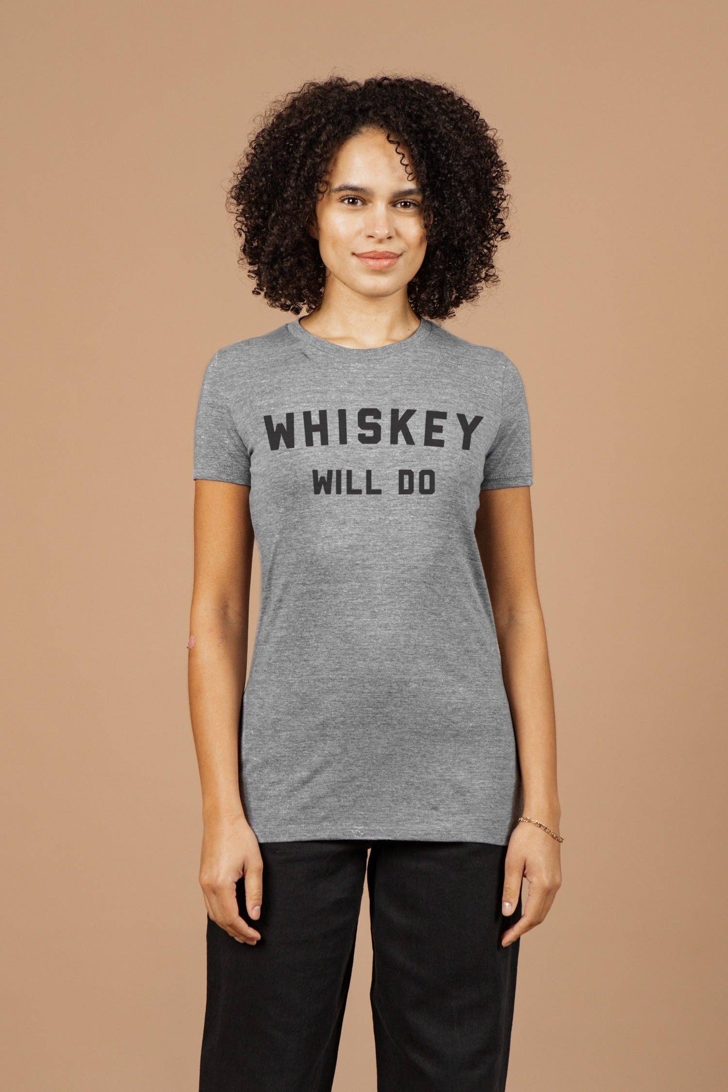 T-shirt donna grigia con stampa “Whiskey Will Do”