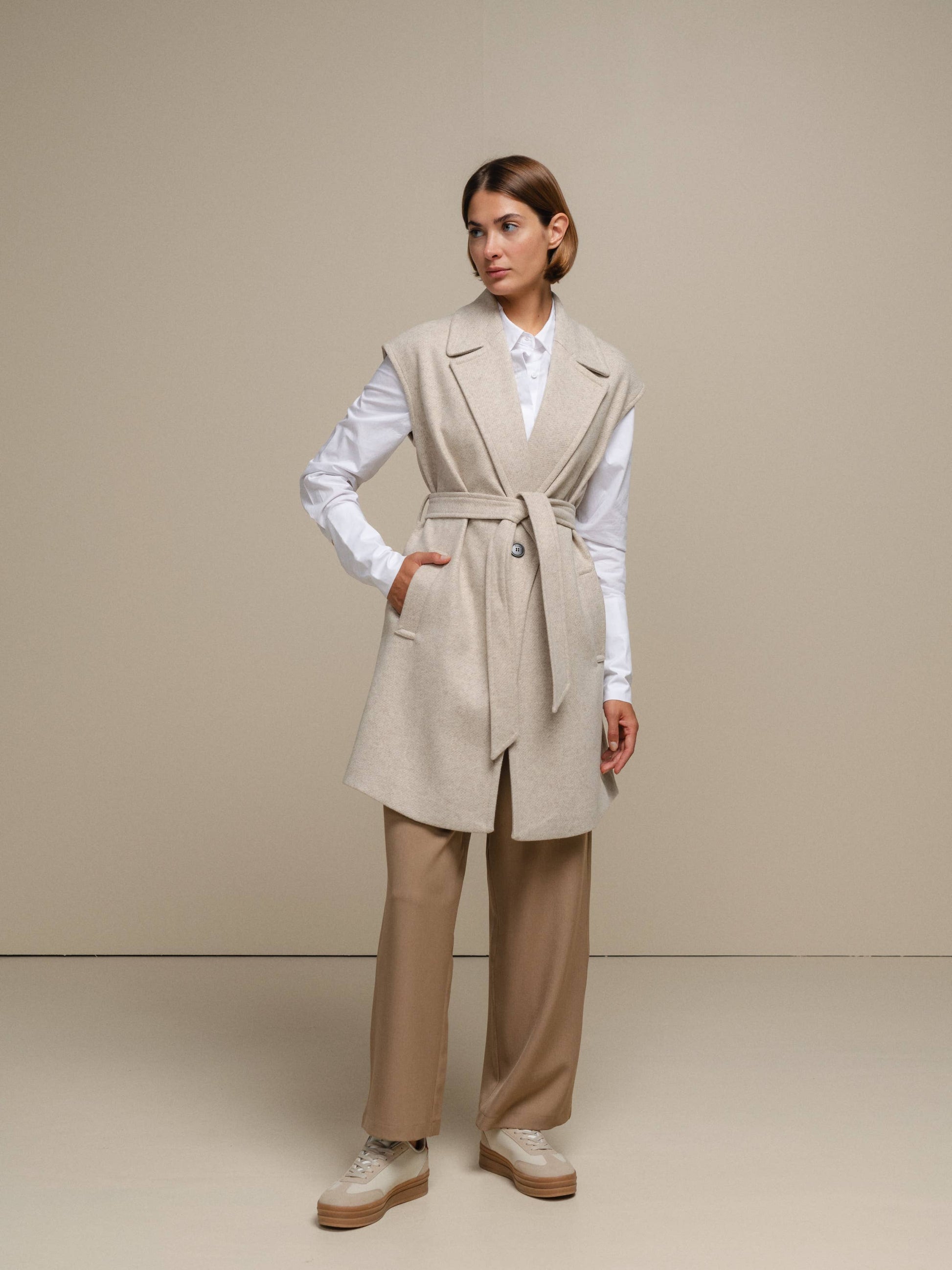 Gilet cappotto lungo con cintura color perla