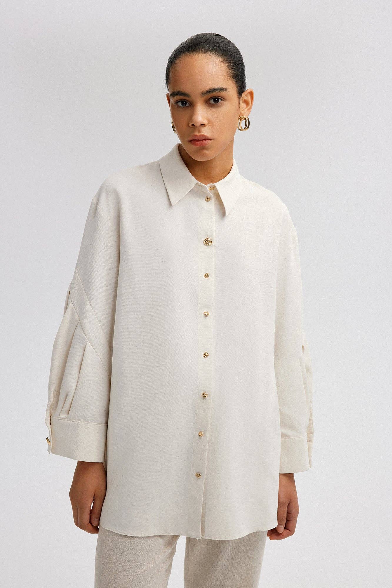 Camicia in lino testurizzato con maniche plissettate