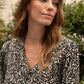 Blusa stampata Calo con scollo a V