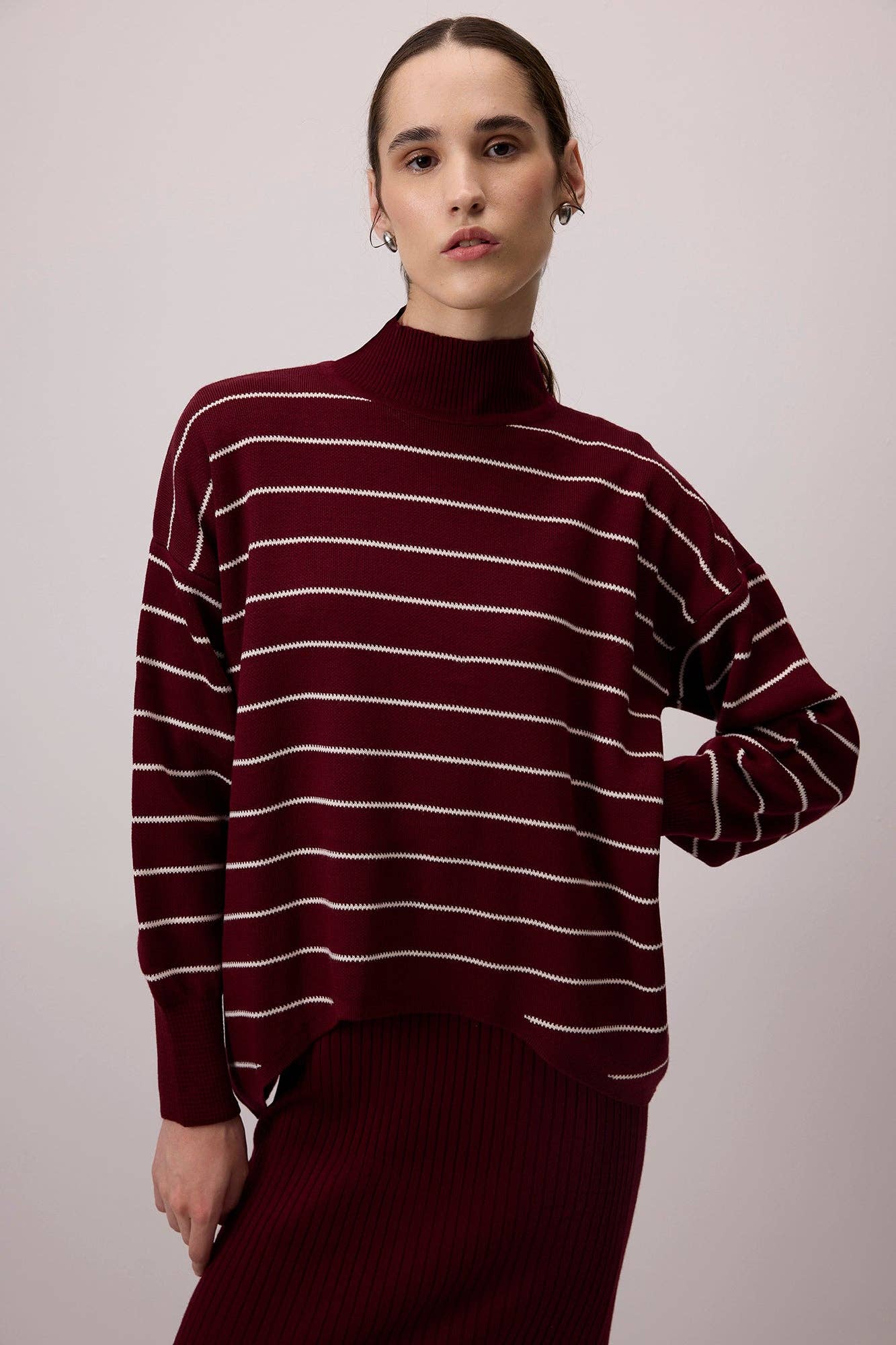 Set maglione a righe e abito midi a coste bordeaux