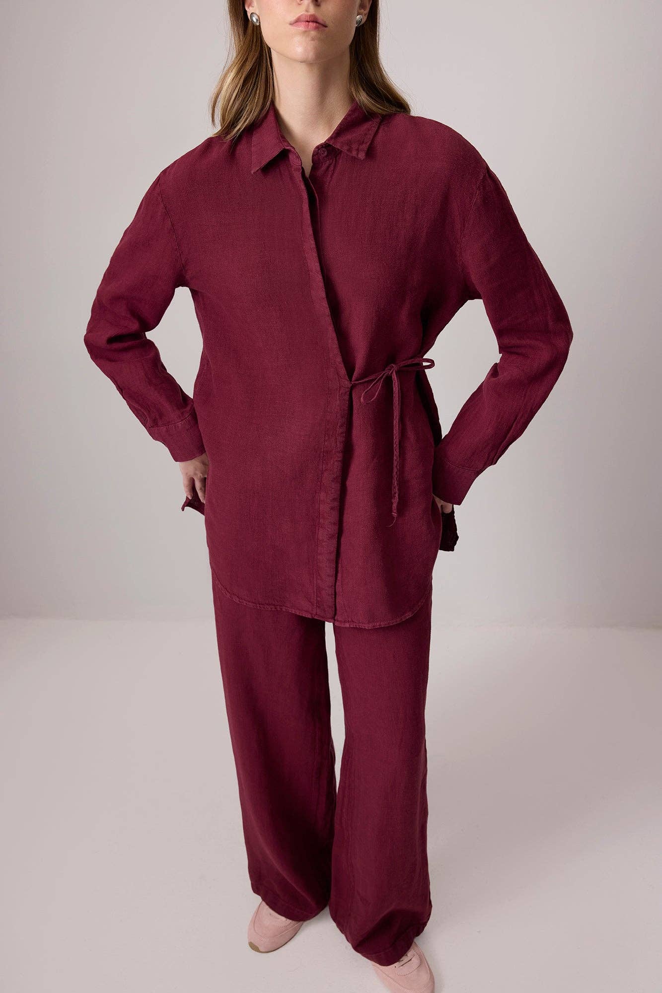 Completo in lino bordeaux con camicia con cintura e pantaloni wide-leg