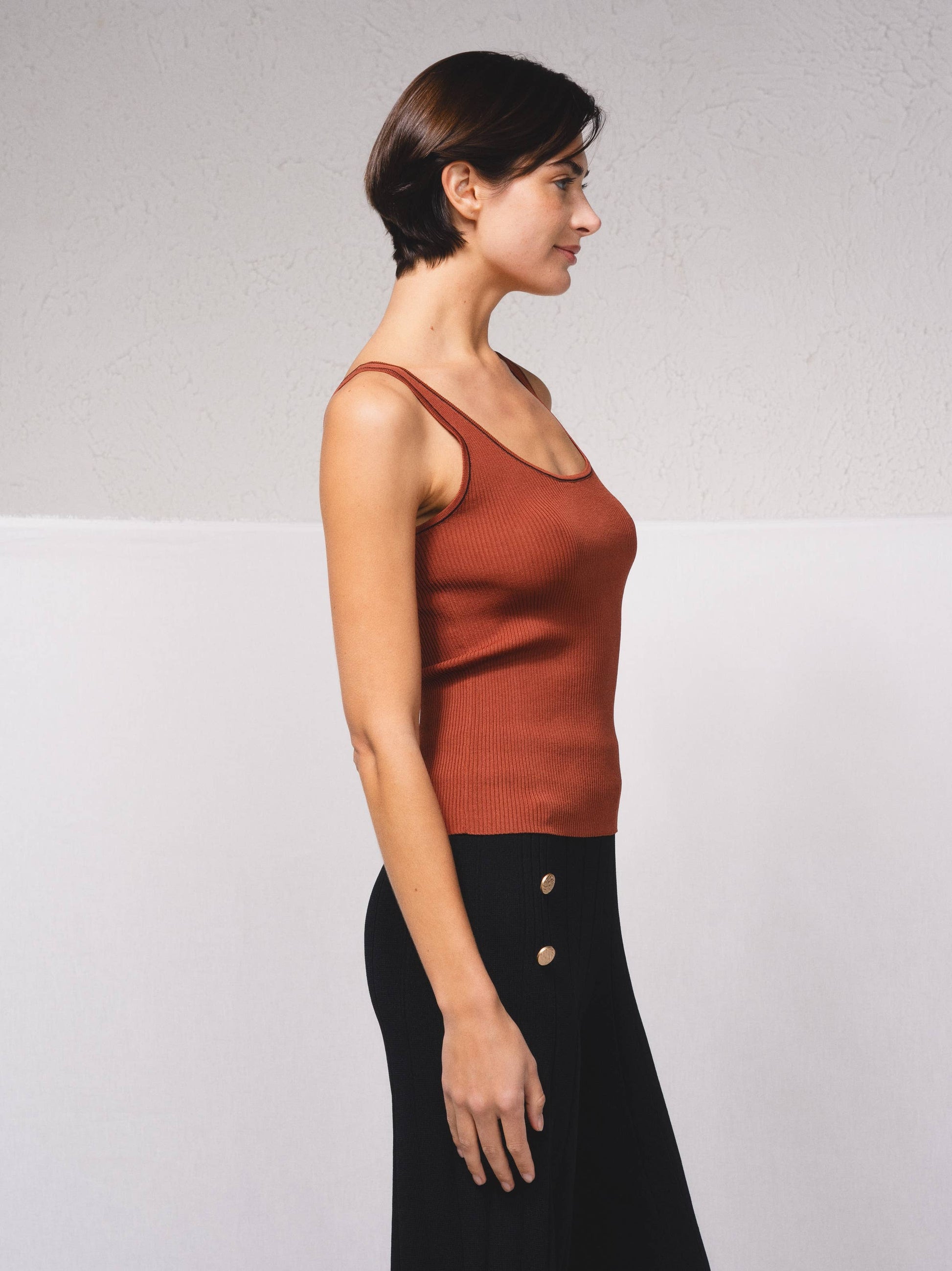 Top in maglia a coste con profili a contrasto