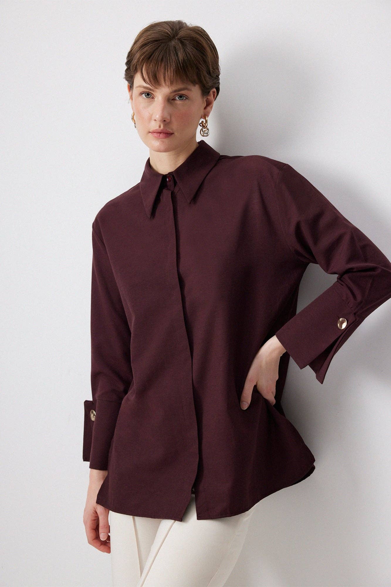 Camicia in popeline con polsini ampi