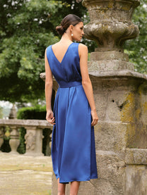 Abito midi in raso con scollo a V