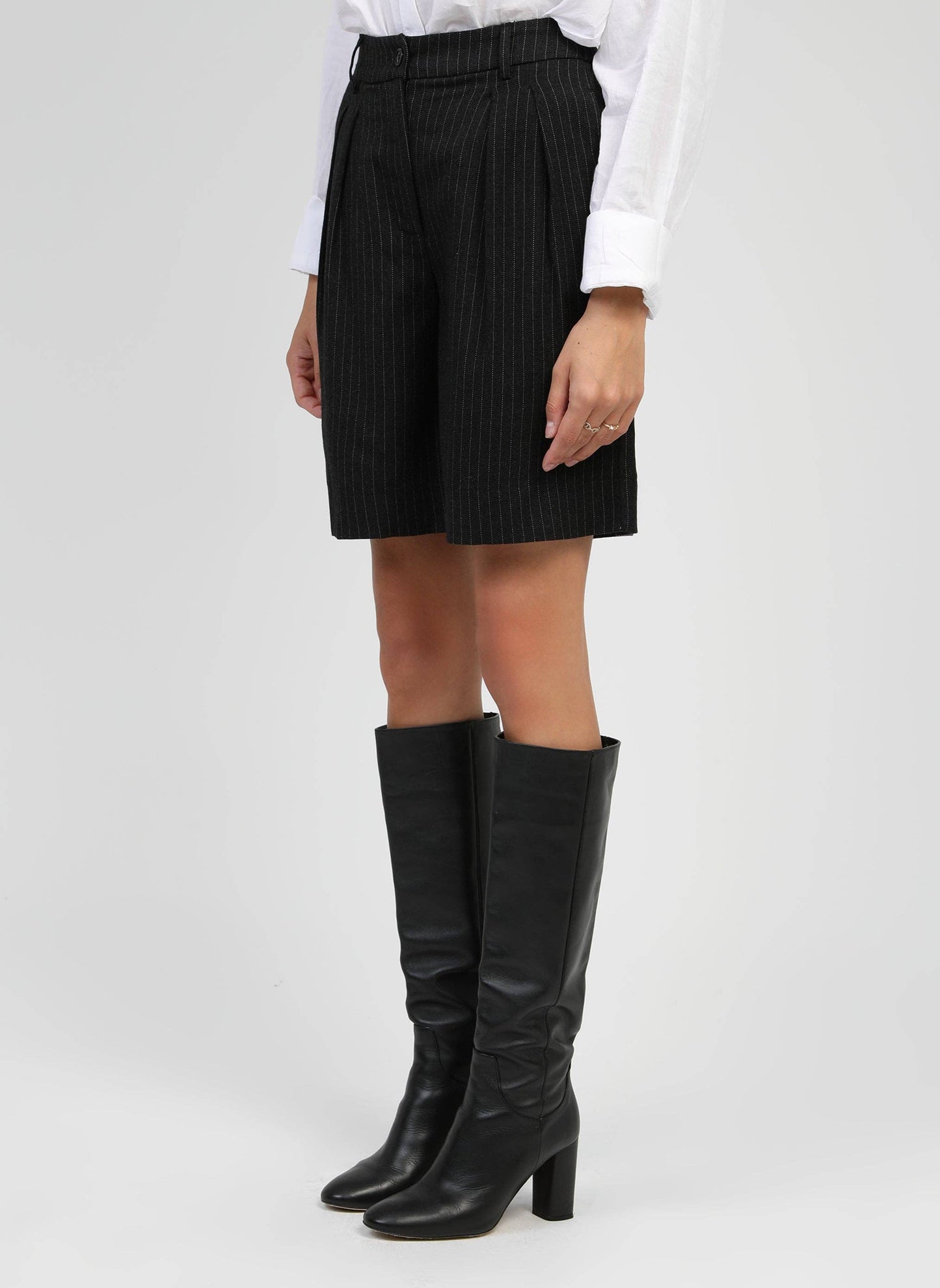 Bermuda sartoriali neri a righe sottili